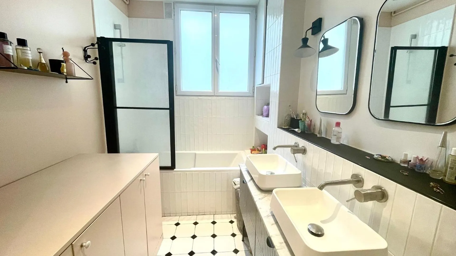 3 Bedrooms In Montmartre Paris Lägenhet